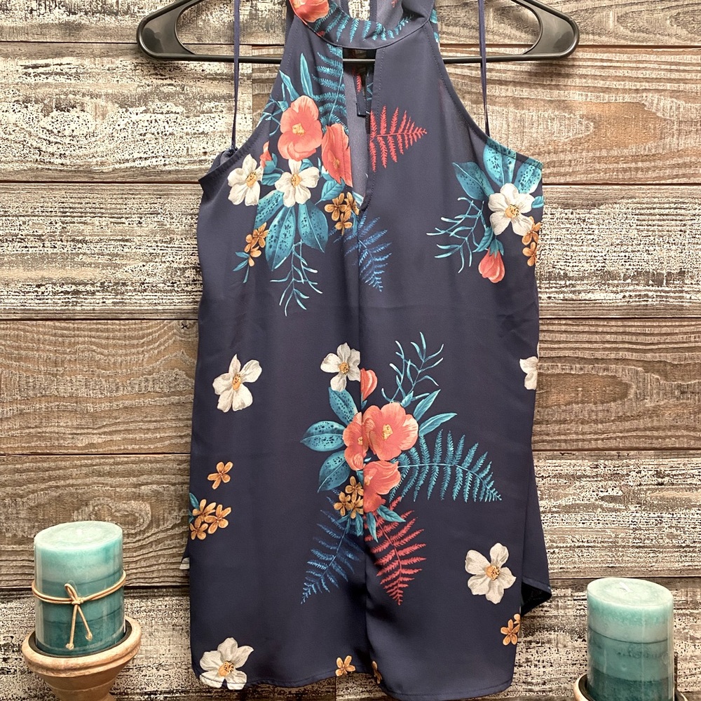 Express Women’s Floral tank top Size: Medium